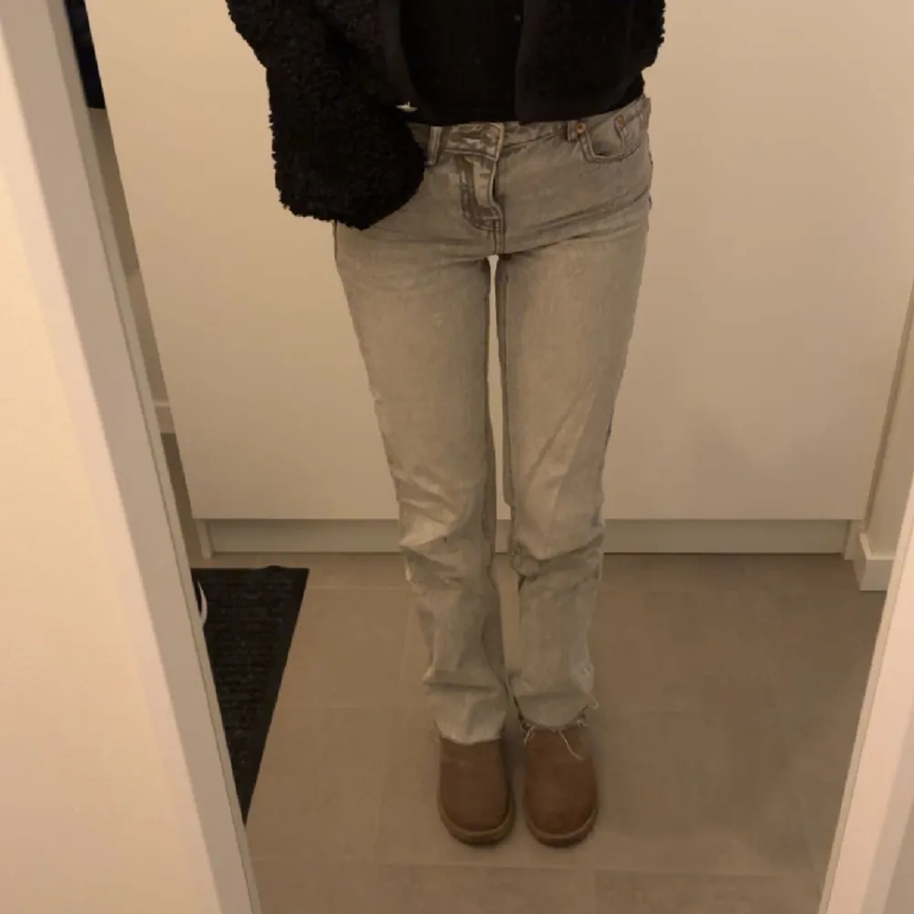 Ljusgråa jeans från stradivarius 🩶 storlek 32 . Jeans & Byxor.