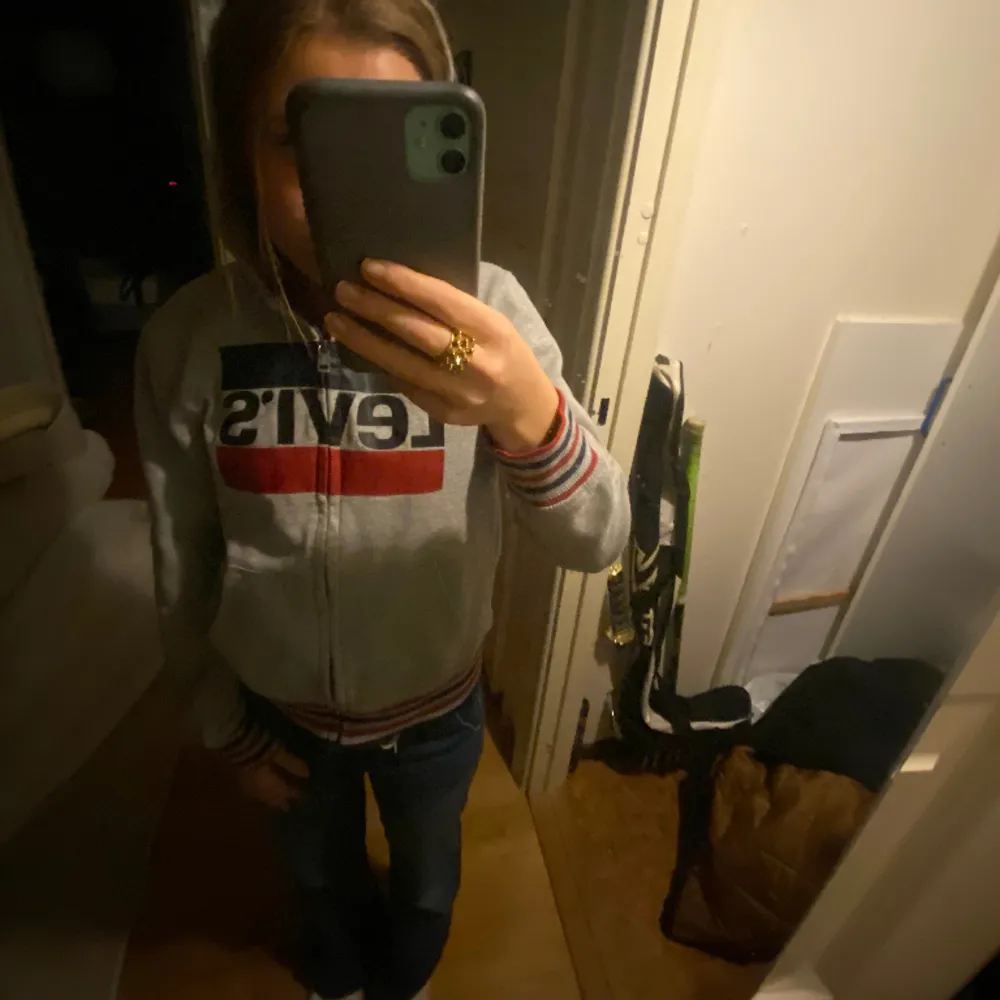 Säljer grå Levi’s hoodie som tyvärr inte kommer till användning längre. Storlek 164 i barn men passar mig som har S. Använt fåtal gånger men bra skick! Hör av dig vid intresse💕. Hoodies.