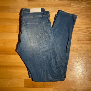 Replay  - Säljer nu dessa sjukt snygga jeansen från Replay i grymt bra skick. Modellen heter Anbass och är i storlek 31/32. Modellen på bilden är 170cm och väger 66kg! Hör gärna av dig vid minsta lilla fundering eller fråga! 😃