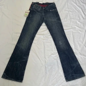 lågmidjade flare jeans - super coola jeans från ladybird köpte dessa second hand men de var för små så får sälja vidare dem! lånade bilder. bra kvalité.  innerbenslängd: 85cm midja: 71cm