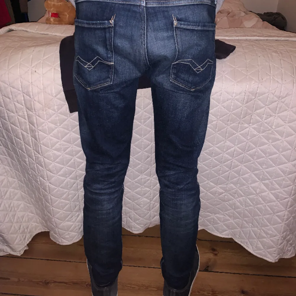 Feta jeans från Replay i trendiga modellen Anbass! De sitter såklart i slimfit och har 31 i midjan och 34 i längd. Dm om ni har frågor!. Jeans & Byxor.