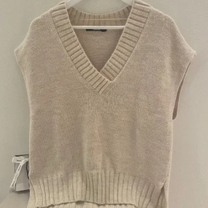 Stickad tröja från BikBok  - Superfin stickad tröja i mycket bra skick🤍