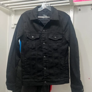 Jeansjacka - Jeans jacka från zara. 