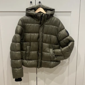 Vinterjacka - Denna vinterjackan är jätteskön och varm. Den är även supersnygg och bra kvalite. Jackan är i jättebra skick!