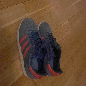 Adidas gazelle - Adidas Gazelle skor, fint skick o aldrig använda av mig. Dom är en matt blå och strecken på skon är ljusröda Bara att skriva om man vill ha fler bilder!