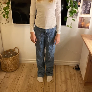 Baggy jeans  - Orginalpris 400kr. Pris kan diskuteras 💞Ljusblåa baggy jeans med fickor på sidorna. De ser rynkiga ut men de är nytvättade och det är därför. 