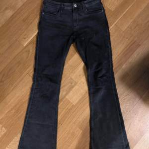 Skitsnygga bootcut jeans! grå/svarta. 