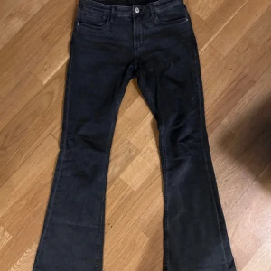 Bootcut jeans - Skitsnygga bootcut jeans! grå/svarta. 
