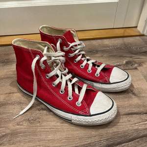 Säljer mina röda converse!! Bra skick då jag inte använt dom alls många gånger💓💓💓