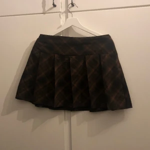 miniskirt - så fin kjol med dragkedja, tyvärr lite FÖR kort på mig då jag är väldigt lång men tycker att den förtjänar att bli buren av någon som kan bära upp den, endast testad inge defekter 💗