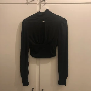 fest topp - väldigt fin croppad fest tröja med hål framtill, den är även glittrig i materialet men har endast använts typ 2-3 gånger då jag ej har den stilen. Inga defekter 💗