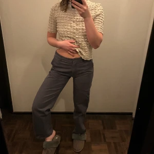 Chinos/kostymbyxor - Super coola typ chinos byxor, grå/blå färg med ficka på ena sidan i bak. Har en egensydd kapp, skickar bild om så önskas, men funkar bra ändå. Storlek 34/36