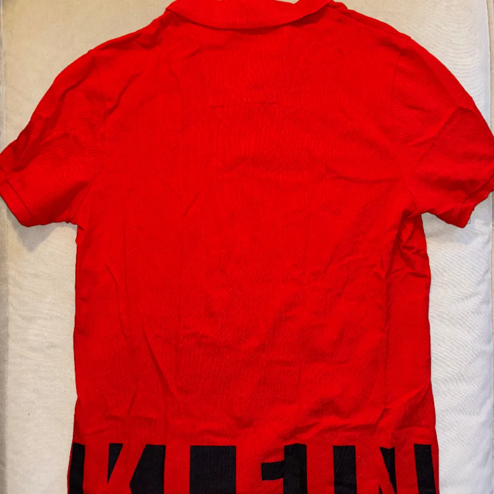 Fin Calvin Klein tröja. Inköpt för 800:-. Endast använd en gång och tvättad en gång. Bra skick men skrynklig.. T-shirts.