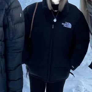 North face jacka - 1996 retro nuptse jacket från north face, ny pris 3900kr. Knapt använd, är i herr storlek S men passar mig som har Xs/s men gillar lite oversized. 