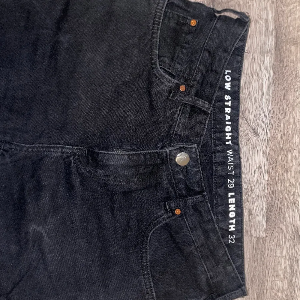 Lågmidjade jeans från bikbok 🌸  Originalpris=599  Bra skick bara använda fåtal gånger pga att dom är lite förstora 🎀. Jeans & Byxor.