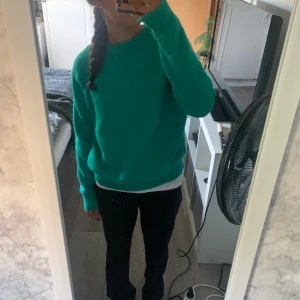 Grön stickad tröja  - Använder inte längre denna jätte snygga stickade tröja som är i ett bra skick!