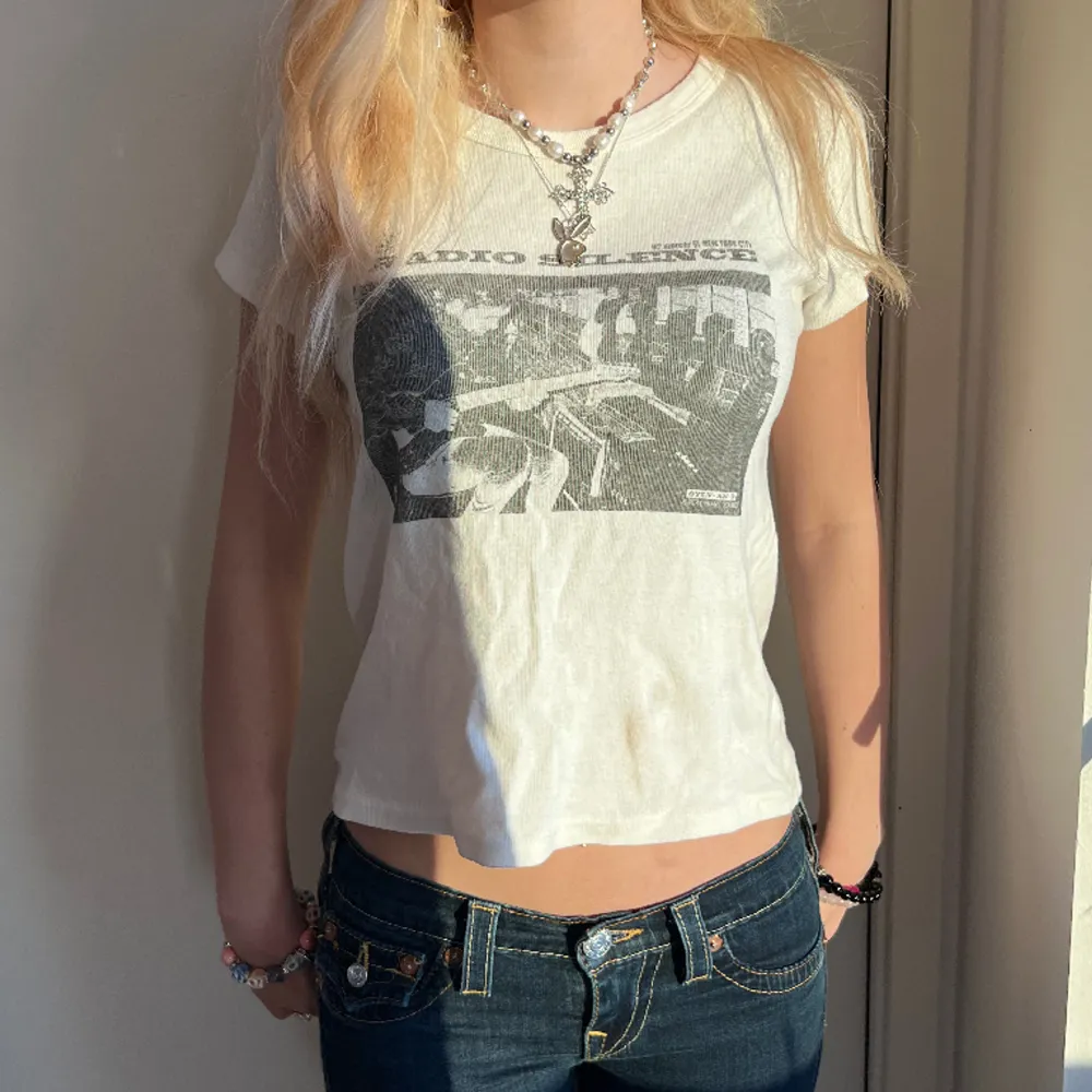 Cool t-shirt från Brandy Melville 🤍 Coolt tryck med Radio Silence 🤍 One size men passar bra på mig som brukar ha storlek S och är 163cm lång 🤍 Fint skick! 🤍. Toppar.