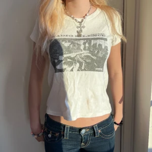 T-shirt från Brandy - Cool t-shirt från Brandy Melville 🤍 Coolt tryck med Radio Silence 🤍 One size men passar bra på mig som brukar ha storlek S och är 163cm lång 🤍 Fint skick! 🤍