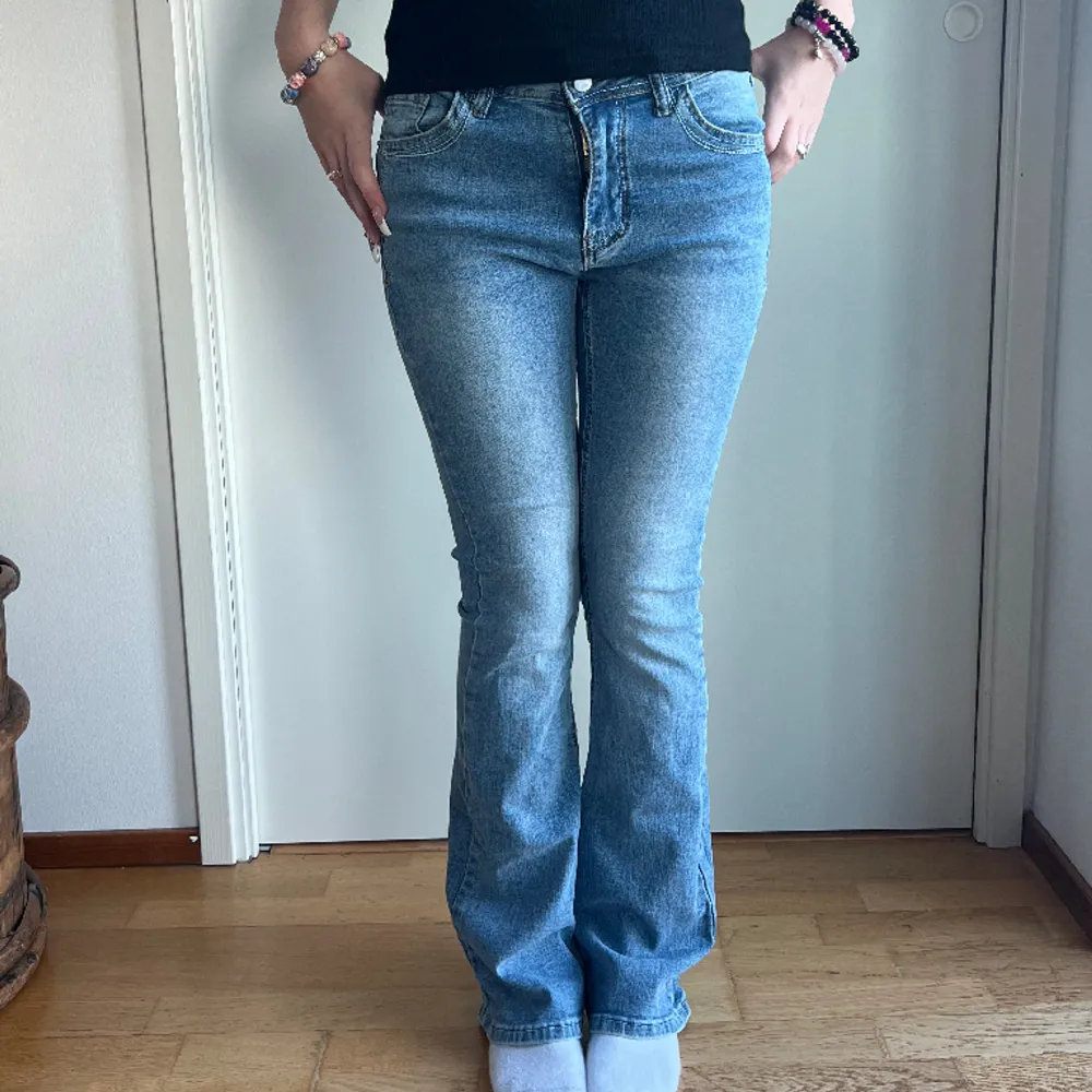 Ljusa jeans med medelhög midja och broderi på bakfickorna 💕 Liten slitning vid ena byxbenet, annars fint skick 💕 För referens är jag 163cm 💕. Jeans & Byxor.