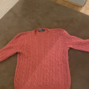Ralph Lauren tröja orange - Säljer min orange  Ralph Lauren tröja för 450 kr. Perfekt skick, tyvärr för liten för mig nu. Perfekt för alla tillfällen och ett riktigt kap! Intresserad? Hör av dig! 🌟