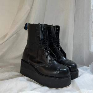 Säljer mina svarta boots i storlek 42 men passar även dig med 41.  Pris kan diskuteras vid snabb affär
