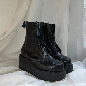 Platform boots - Säljer mina svarta boots i storlek 42 men passar även dig med 41.  Pris kan diskuteras vid snabb affär