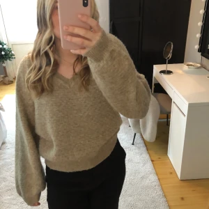 Stickad tröja  - Stickad tröja som tyvärr inte kommer till användning. Helt ny, prislappen är kvar. Hör av dig vid frågor 💓