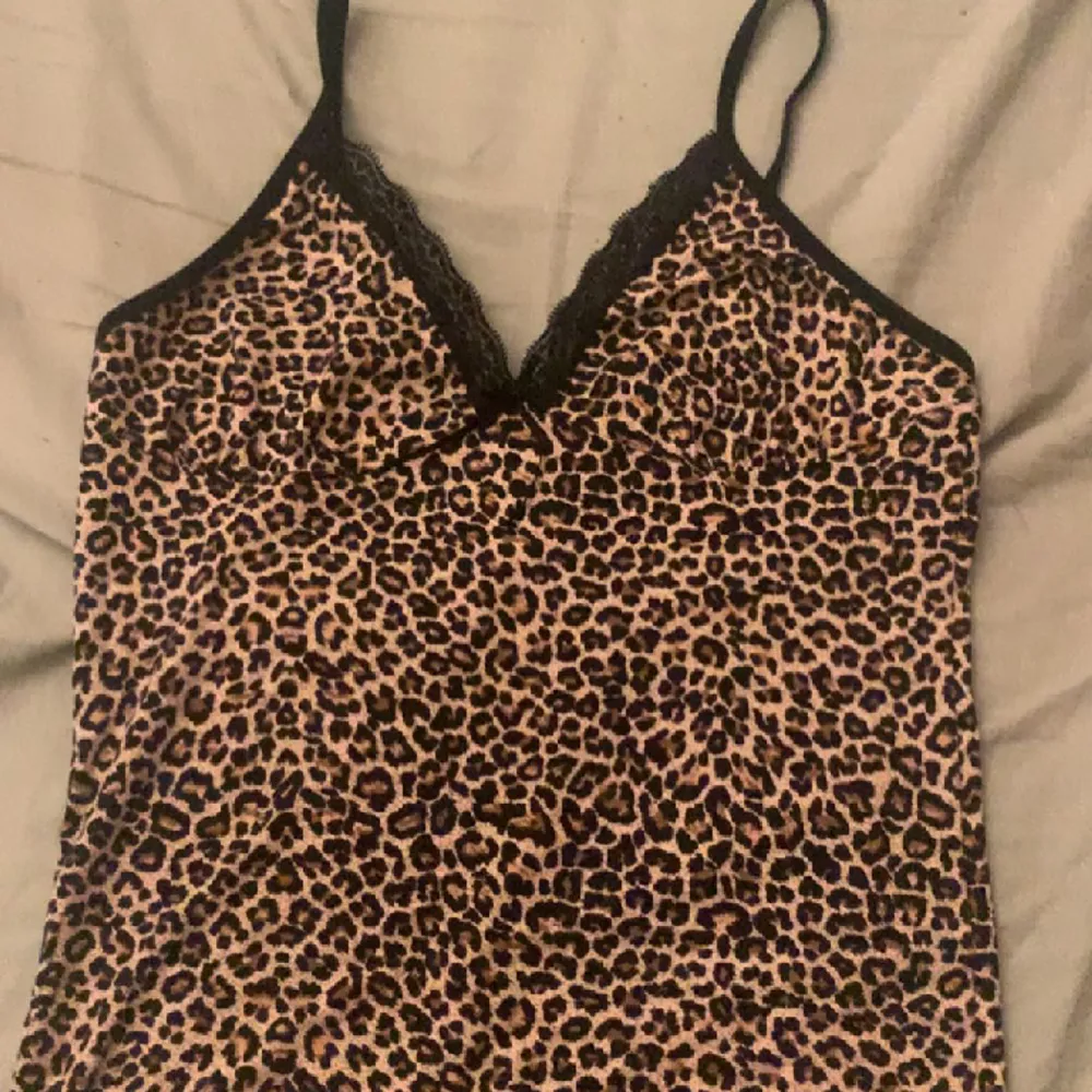 Säljer detta leopard linne då det inte kommer till användning och knte är riktigts min stil längre. Använt få gånger. Är storlek L men jag har xs/s o den passar.. Toppar.