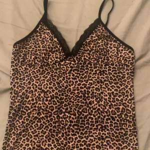 Säljer detta leopard linne då det inte kommer till användning och knte är riktigts min stil längre. Använt få gånger. Är storlek L men jag har xs/s o den passar.