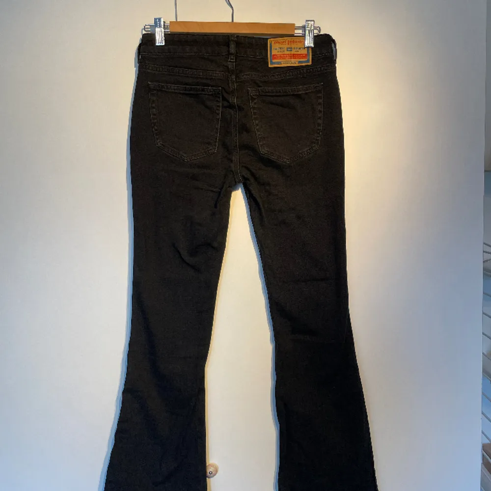 Svarta lowrise Bootcut jeans från Diesel  Mycket fint skick  Storlek: W.25 L.30 Modell: ”Bootcut and Flare Jeans - 1969 D-EBBEY”. Jeans & Byxor.