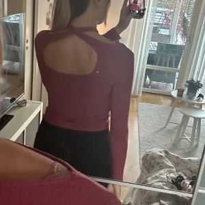 Snygg tajt topp med öppning i ryggen - En tajt topp men fin öppning i ryggen. 