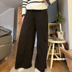 Svarta kostymbyxor  - Tunna kostymbyxor som är väldigt utsvängda🖤 Fåtal gånger använda, kan mötas upp i Uppsala!