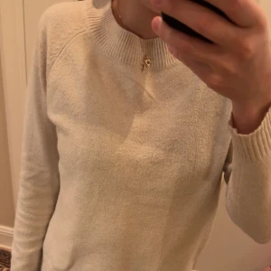 Långärmad tröja  - Beige, långärmad tröja från Vero Moda🤍Inga defekter, ordinariepris 250kr.