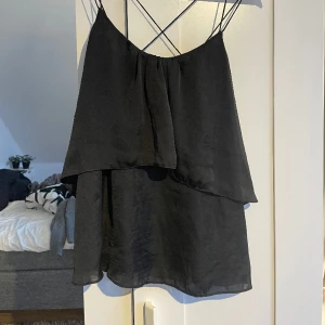 Volangblus - Säljer denna jättesöta blusen från Gina då den inte används. Använd fåtal gånger så varan är i mycket bra skick❤️🥰 använd köp nu!