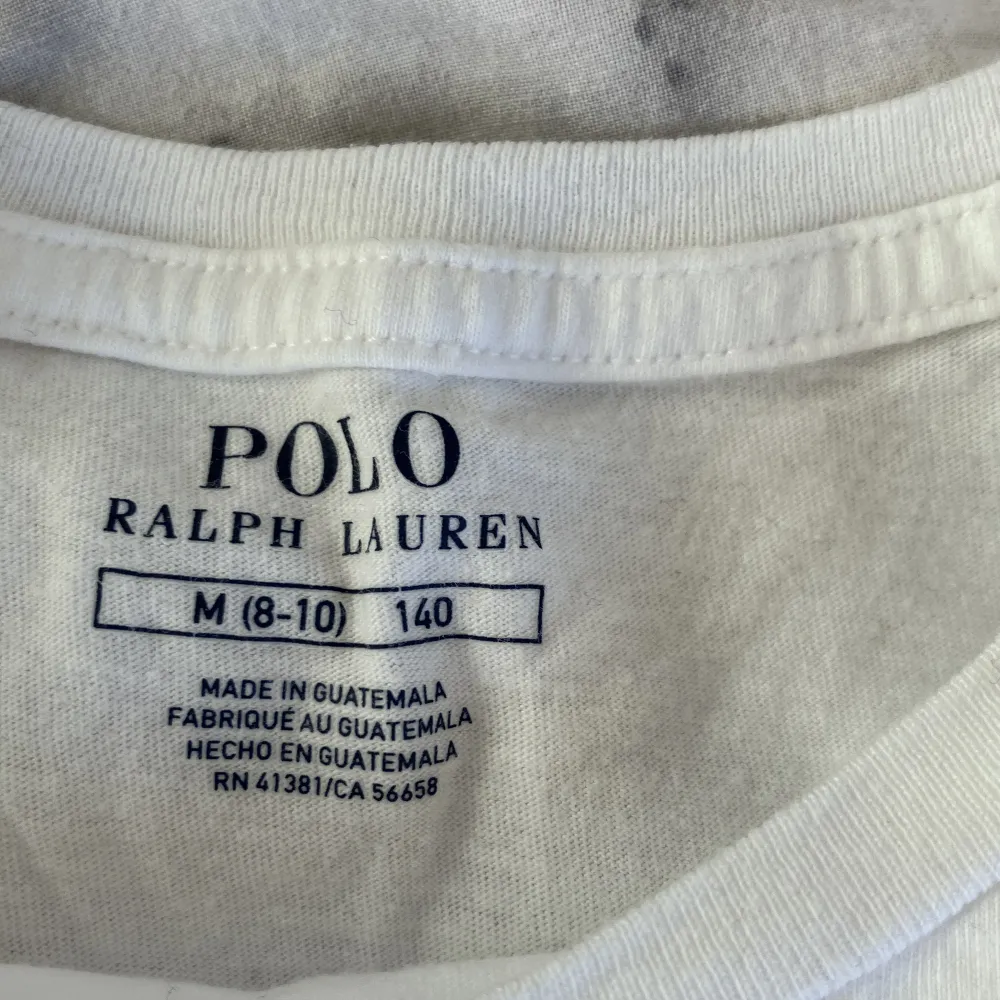 Fin Ralph lauren t-shirt, inte använd mycket så fint skick. Säljes billigare då trycket inte riktigt ser ut som det gjorde när jag köpte den eftersom jag glömde att vända den ut och in i en tvätt, dock inget man märker av! 150kr+frakt💕. T-shirts.
