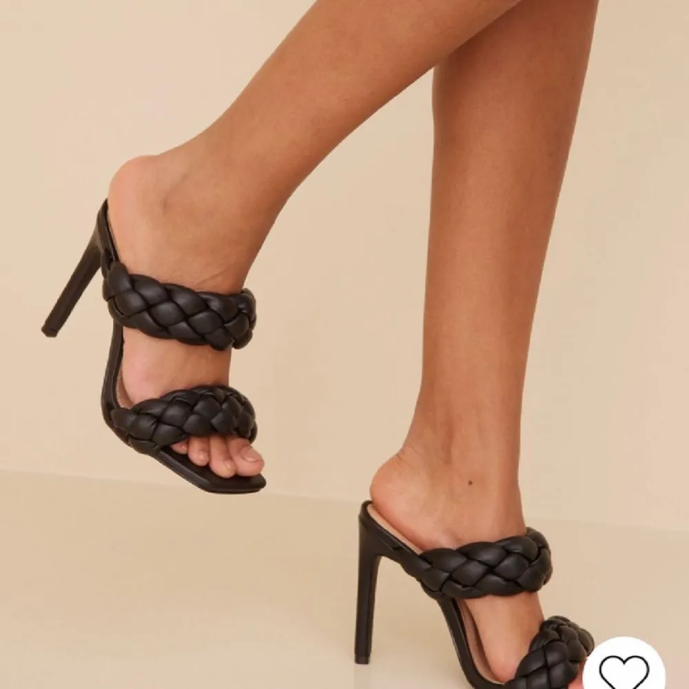 Sandal klackar från Steve madden. Helt nya och oanvända. Storlek 37.   Sälja pga att jag missade returen!. Skor.