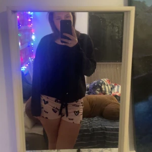 Helt vanlig svart tröja  - Rensar kläder som jag ej använder