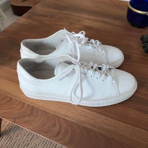 J Lindeberg skor - Vita J Lindeberg sneakers i läder.  storlek 42 🔥