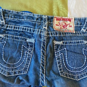 Asballa true religion jeans  - Assnygga bootcut jeans med låg midja, säljer då de tyvär är lite korta på mig som är runt 170 men går självklart att sprätta!!❤️❤️bara att skriva om du undrar något eller vill ha fler bilder!