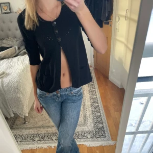 Svart kofta från QS - Finstickad svart kofta från QS. I nyskick🫶