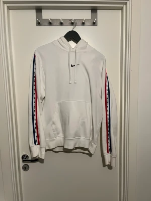 Nike dress - Stilren och Fet Nike dress ! Sitter lite loose så den är rätt baggy o skön!!