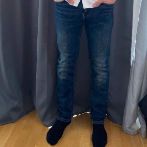 Säljer nu ett par mörkblåa J.Lindeberg Jeans i nyskick, inga skador! Tidslös färg som passar till allt året om, hög kvalité och perfekt passform. Nypris 1700kr mitt pris 599kr, förhandlingsbart vid snabb affär! Paketpris kan fixas, kolla genom min sida!