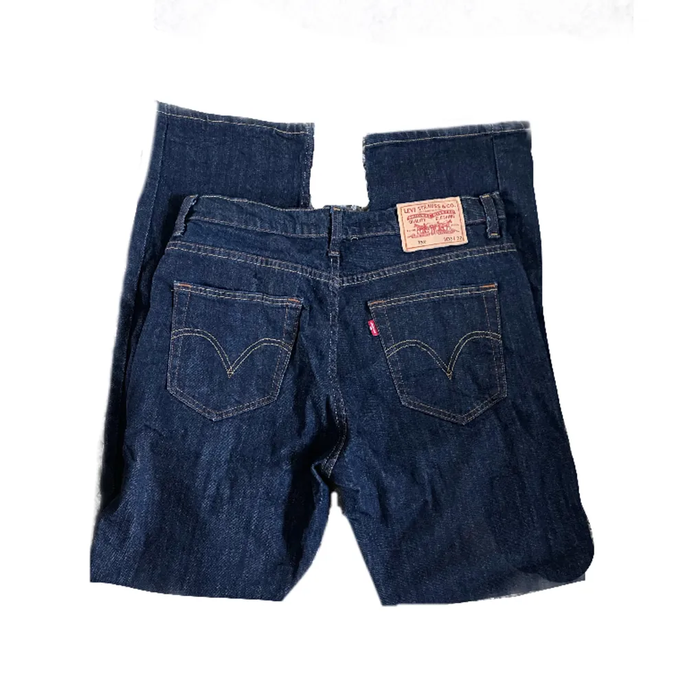 Unisex Levis jeans i väldigt bra skick, väldigt snygga. Köpt i Amerika för några år sedan men använt ett fåtal ggr 🫶🏻. Jeans & Byxor.