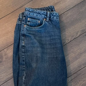 Mörkblå Jeans - Tja! Säljer ut lite av garderoben som inte kommit till användning Grunt jeans som sitter precis som Jack&Jones, skitsnygg mörkblå färg som passar till allt. Är villig att diskutera pris! och jag skickar varan inom 2 dagar. Ha det bäst // Filip