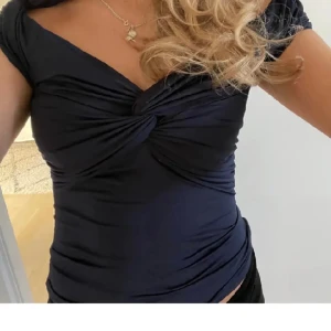 Topp - Supersnygg topp från hm, nästan oanvänd🫶🏻skriv för egna bilder🫶🏻 