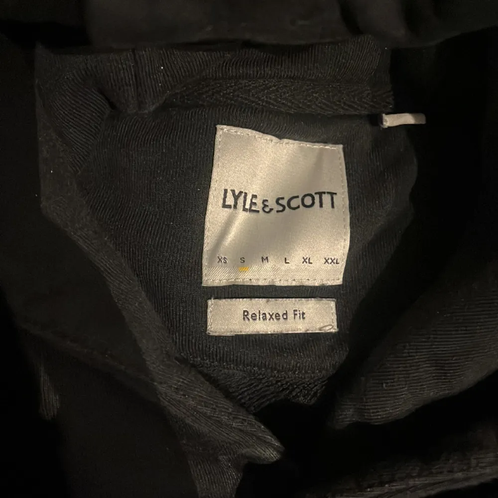 Supersnygg hoodie från Lyle&Scott, väldigt bra skick, har gömda fickor (kan visa privat vid intresse), Relaxed fit, nypris 800. Hoodies.