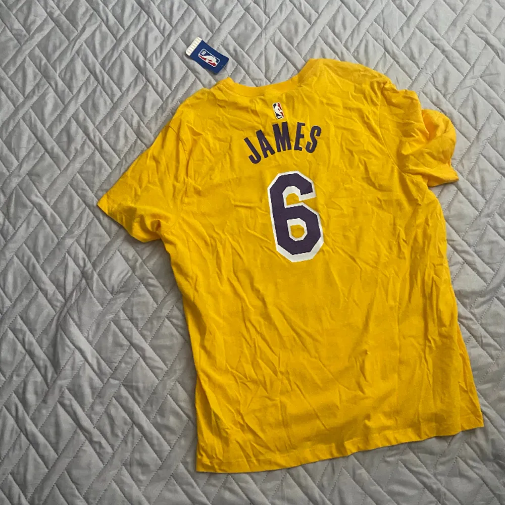 Lebron James t-shirt. Helt oanvänd med prislappen kvar. Storlek XXL (funkar även för XL). Kontakta mig privat för fler frågor eller om du vill ha fler bilder!😊✌️. T-shirts.