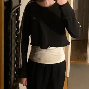  svart avklippt sweatshirt 