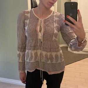 Blus Marlene Birger  - Jättesöt blus i fint mönster i storlek 38. Passar även en 36:a. Skrynklig på bilden men behöver bara steamas/strykas🤍