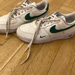 NIKE skor - Dem här skorna har jag fått men dem är helt för stora för mig och är inte min stil. Dem kostar igentligen 1500 och jag säljer dem för 750 så det är typ hälften av det riktiga priset!😜😉😊